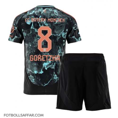 Bayern Munich Leon Goretzka #8 Bortadräkt Barn 2024-25 Kortärmad (+ Korta byxor)